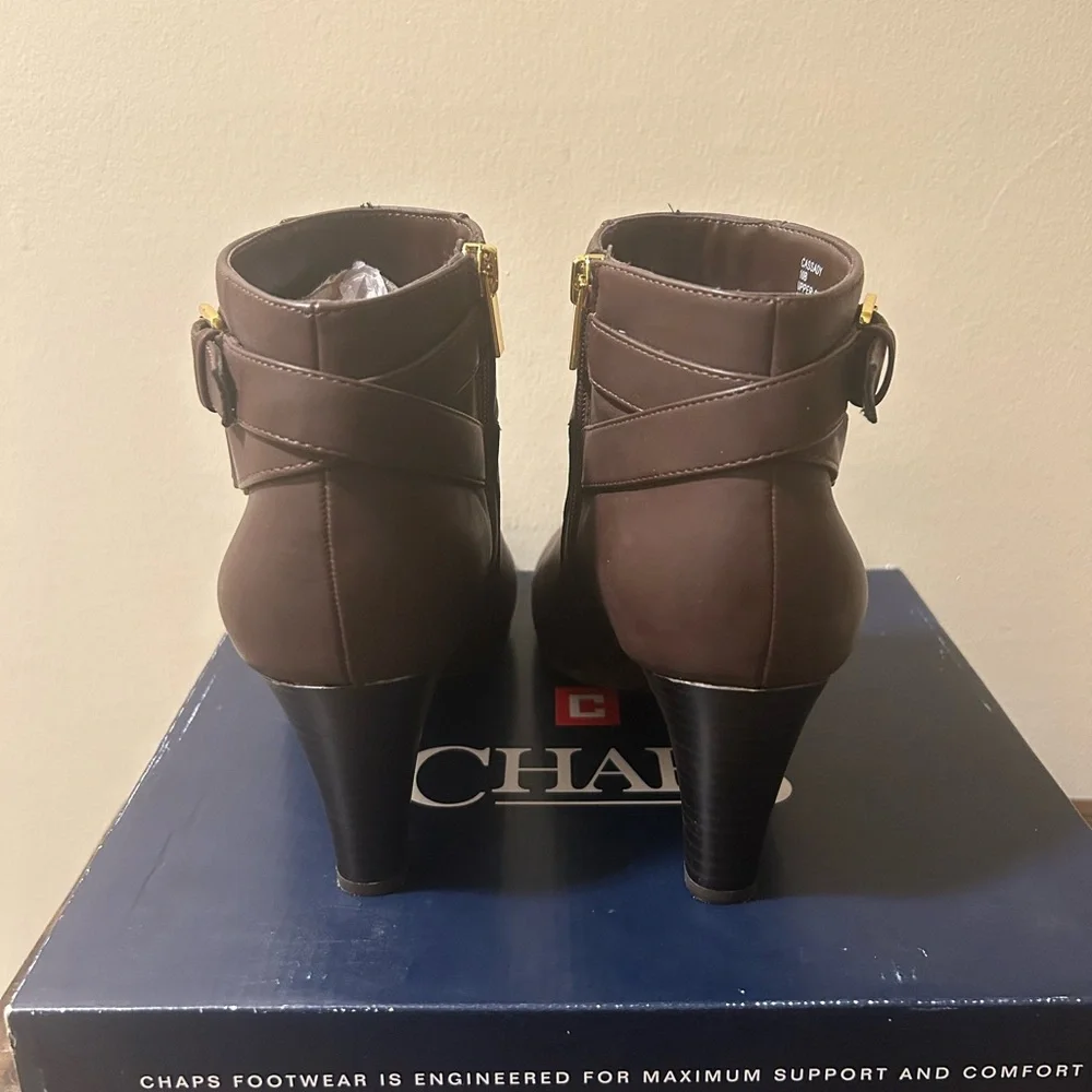 NiB Women's Chaps Sz 10 Cassady Brown High Heel Ankle Boots Faux Buckle Side Zip